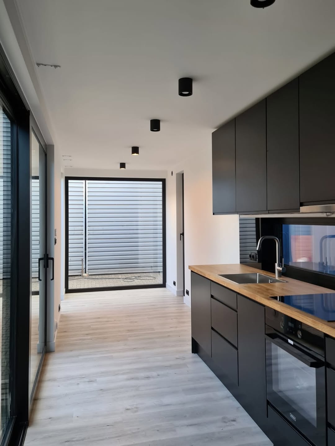 Modern Glass-Front Container Office / Studio