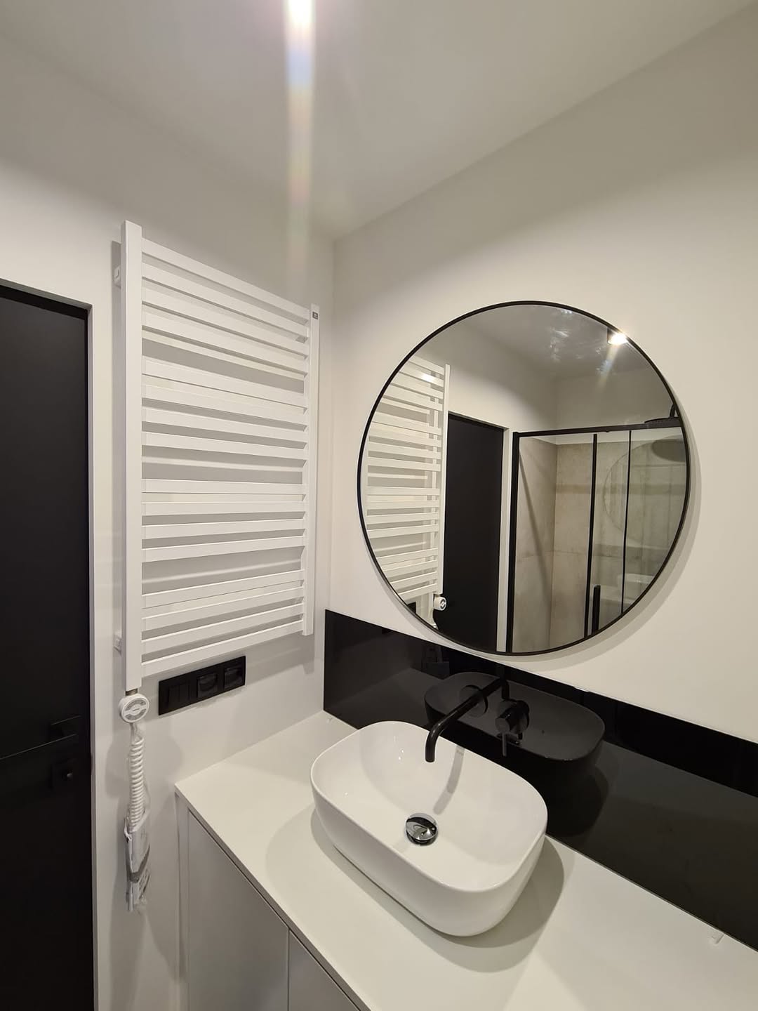 Modern Glass-Front Container Office / Studio