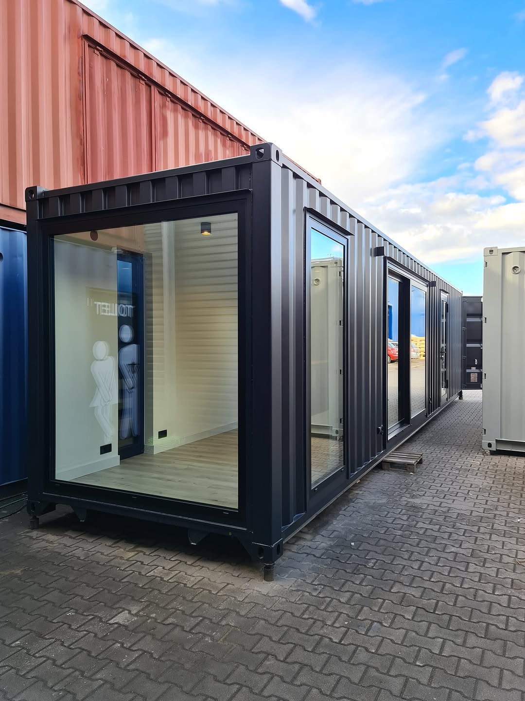 Modern Glass-Front Container Office / Studio