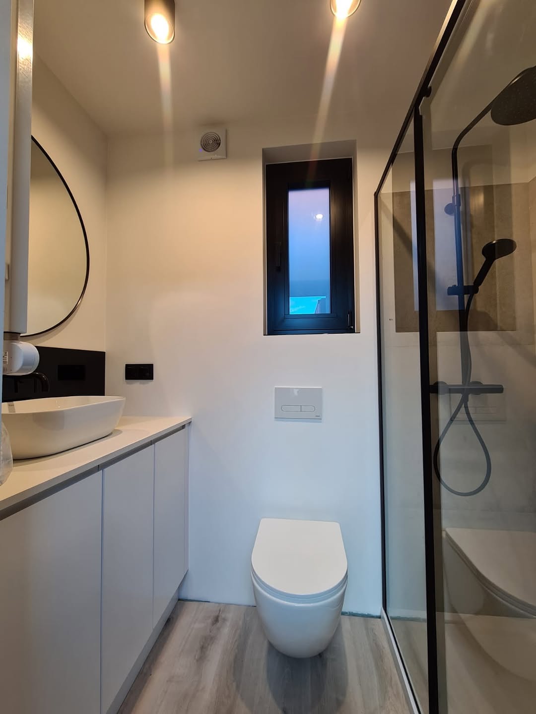 Modern Glass-Front Container Office / Studio