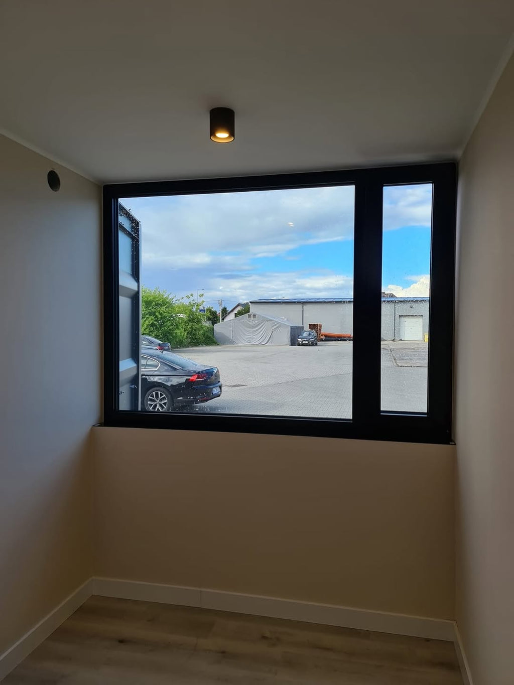 Modern Glass-Front Container Office / Studio