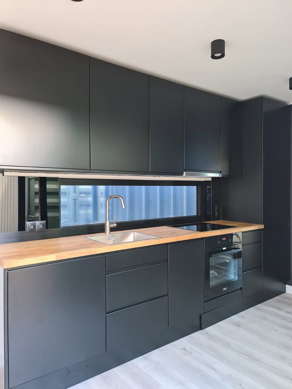 Modern Glass-Front Container Office / Studio