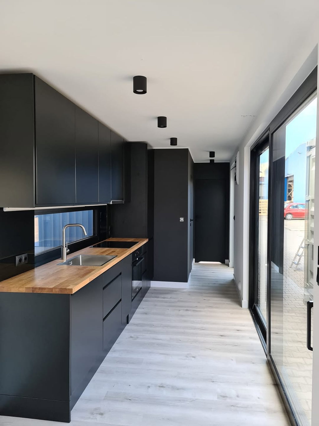 Modern Glass-Front Container Office / Studio